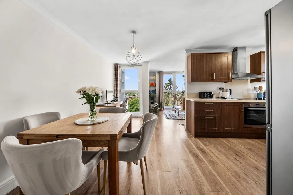 Manor Court, Weybridge KT13 8RG, photo 2