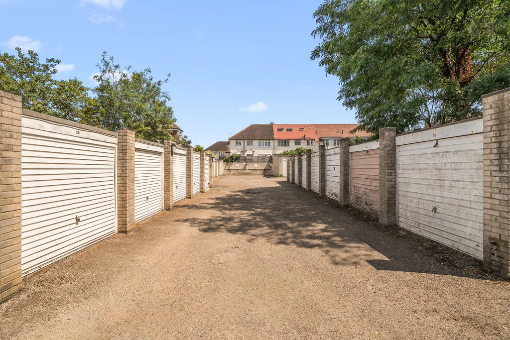 Manor Court, Weybridge KT13 8RG, photo 13