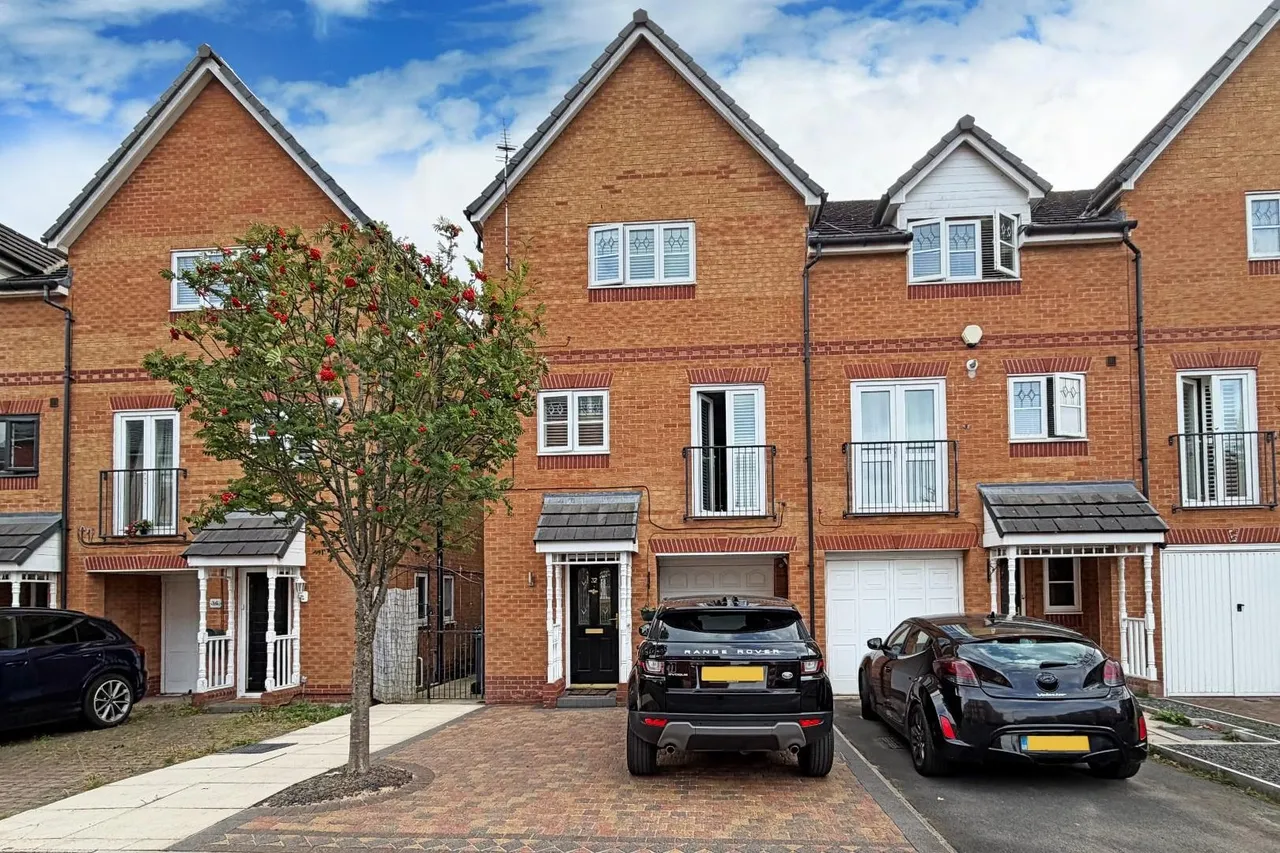 4 bed house for sale — Lawnhurst Avenue Wythenshawe, Manchester M23 9RY