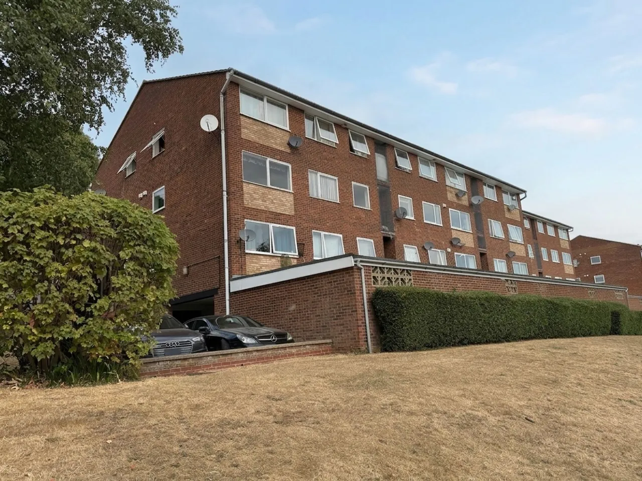 2 bed flat for sale, Windsor Drive, High Wycombe, HP13