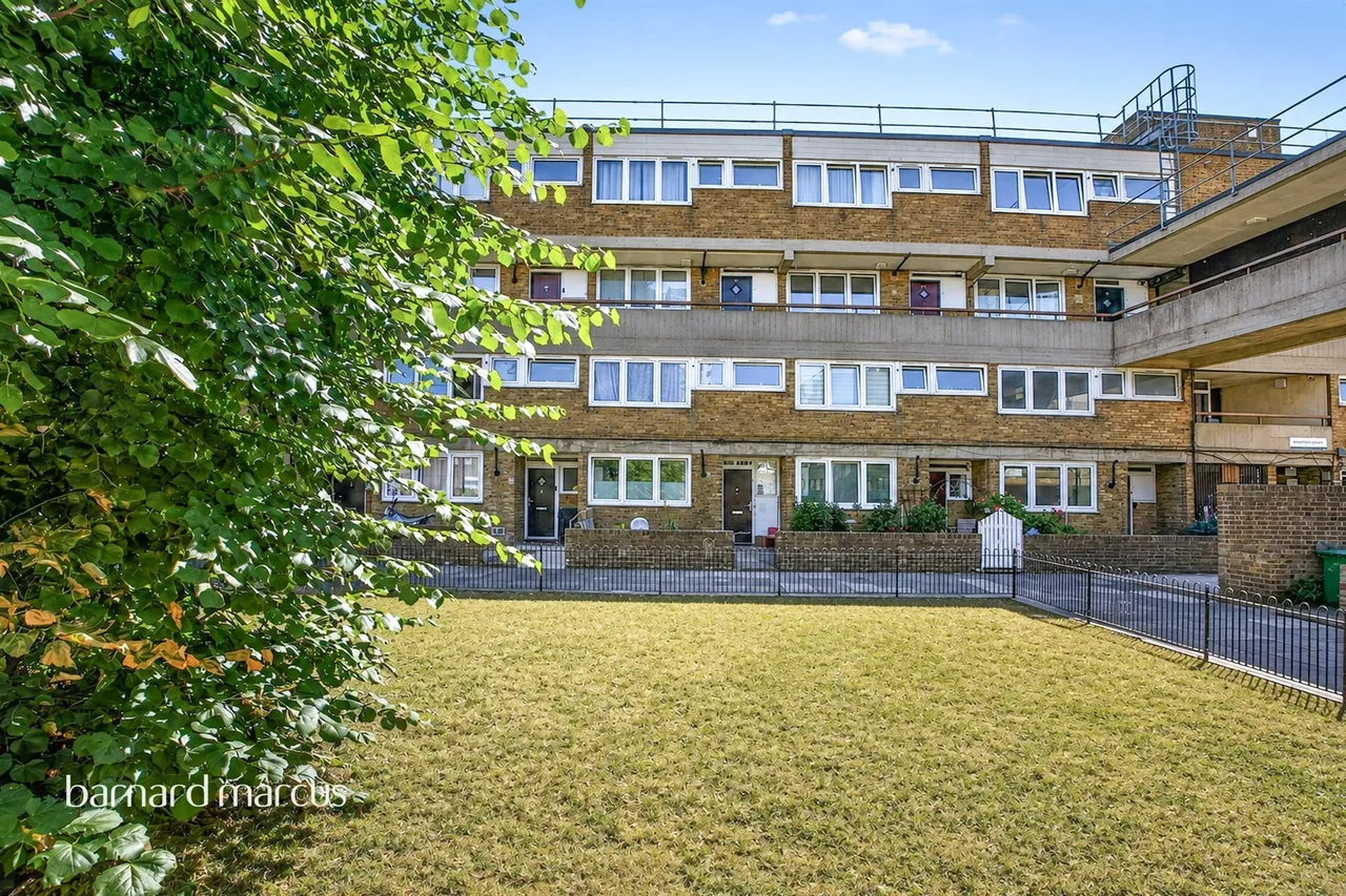 2 bed flat for sale — Portbury Close, London
