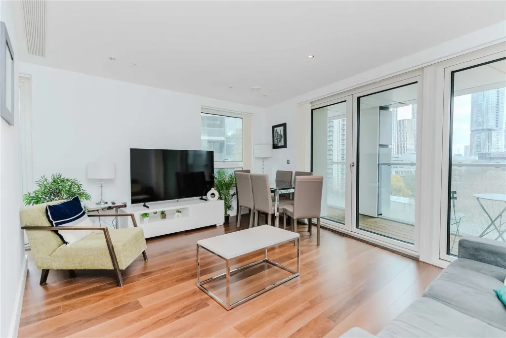 3 bed flat for sale, Lincoln Plaza, South Quay, E14