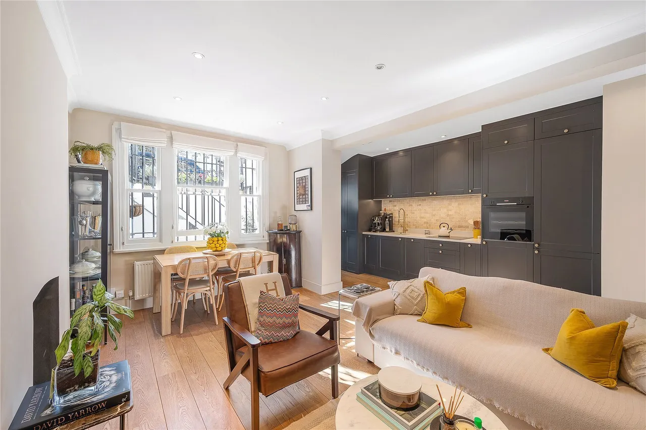2 bed flat for sale, Barons Court Road, London, W14