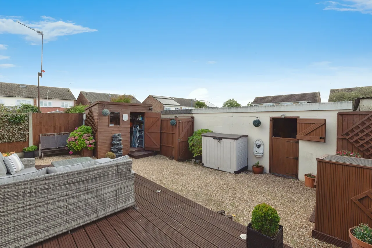 Essex Gardens, Linford, Stanford-le-Hope, Essex, SS17, photo 3