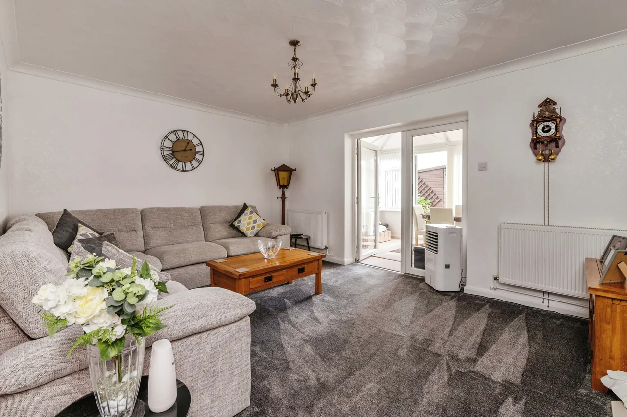 Essex Gardens, Linford, Stanford-le-Hope, Essex, SS17, photo 2