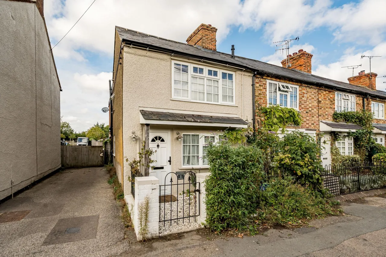 3 bed house for sale, Model Row, Buckland, HP22