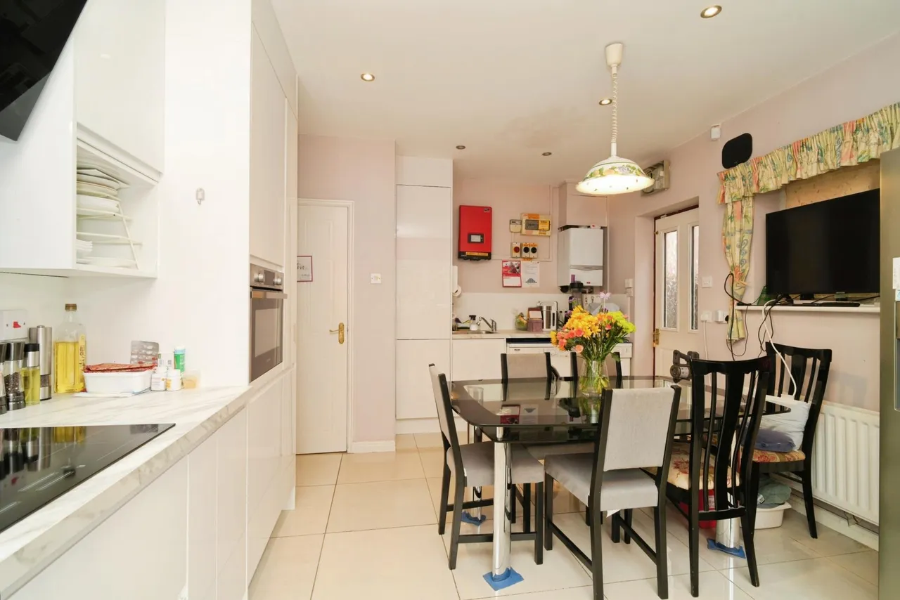 Charleston Close, Sale, M33, photo 5