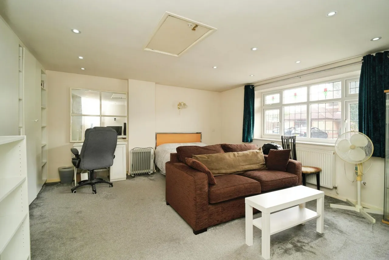 Charleston Close, Sale, M33, photo 12