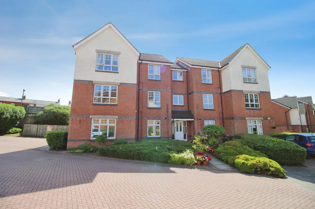 2 bed flat for sale, Turnberry Gardens, Wakefield, WF3
