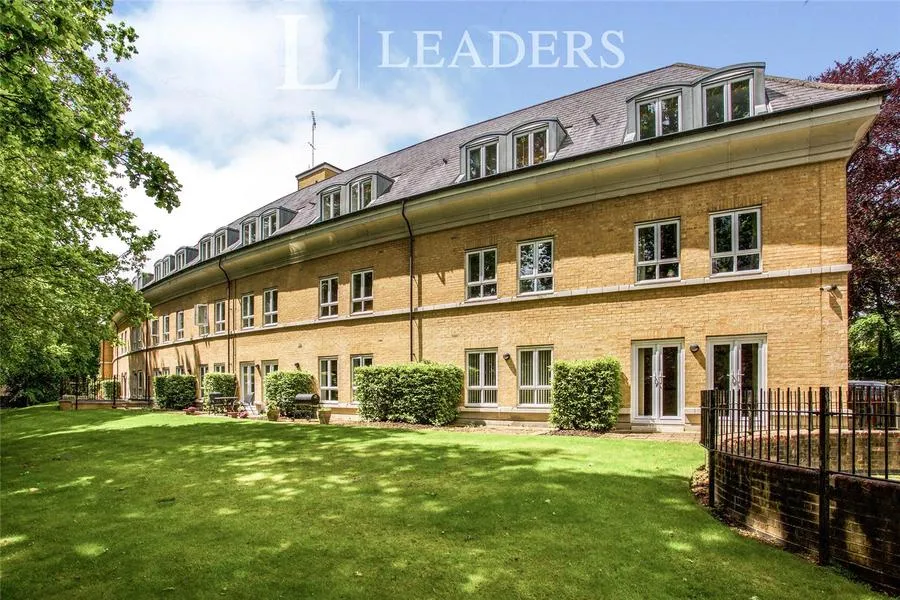 2 bed flat for sale, Heathside Crescent, Woking, GU22
