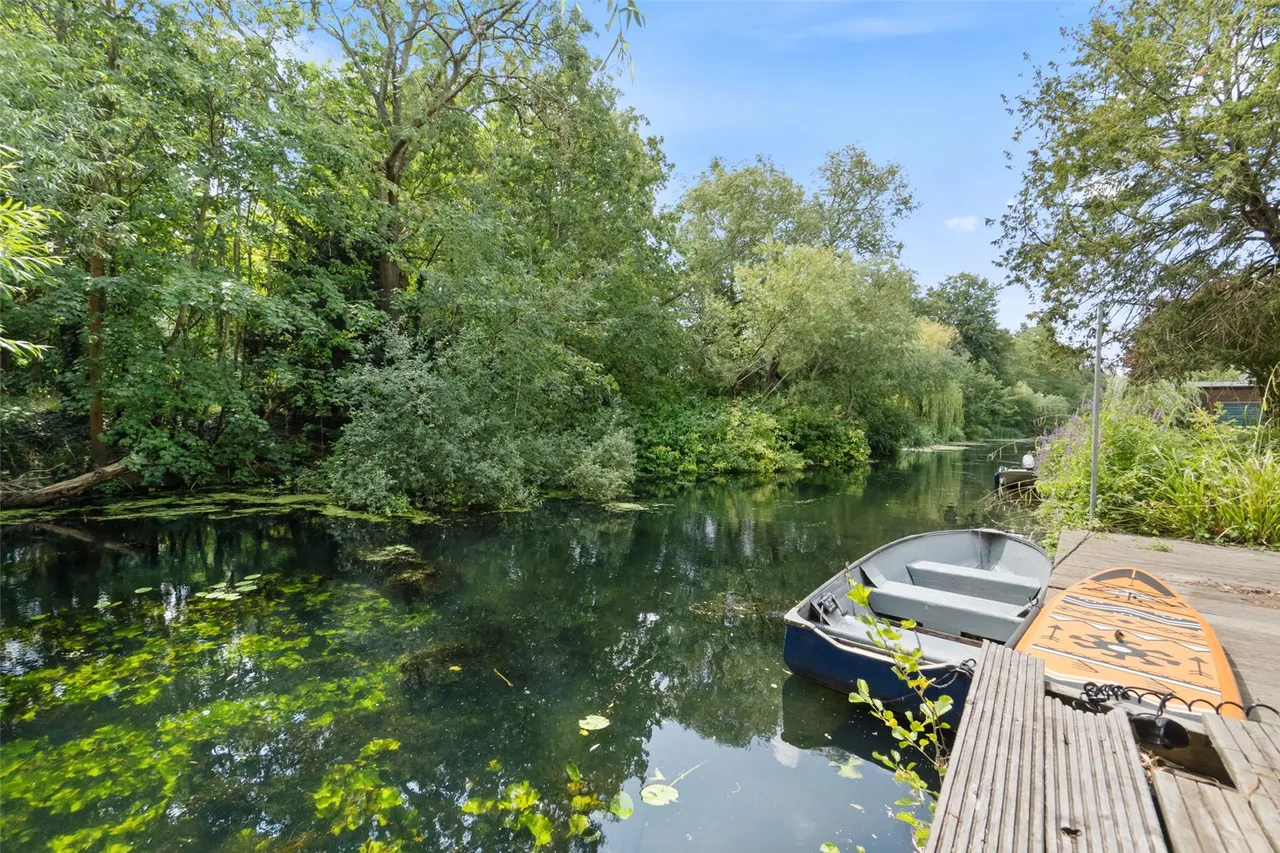 Chertsey Road, Shepperton, TW17 9LA, photo 13