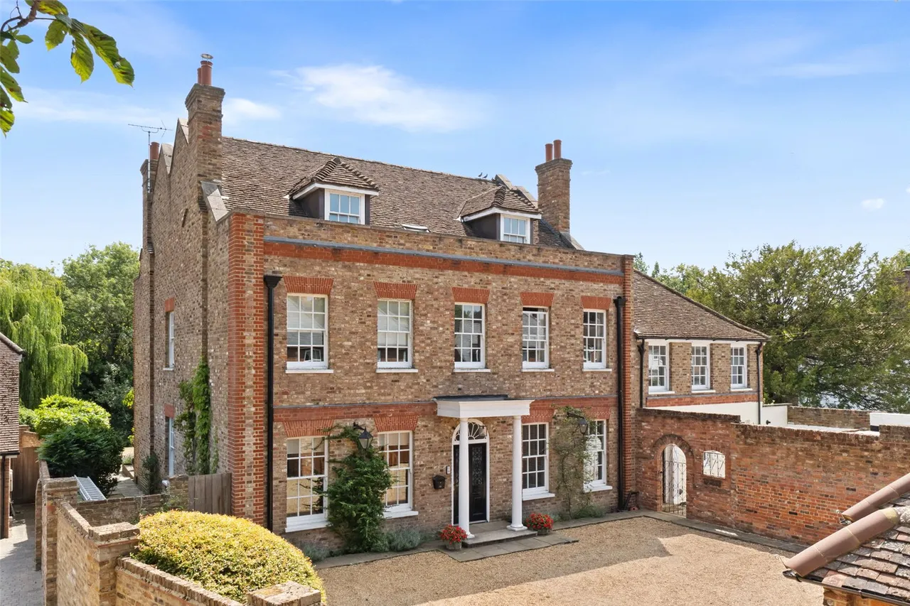 9 bed house for sale — Chertsey Road, Shepperton, TW17 9LA