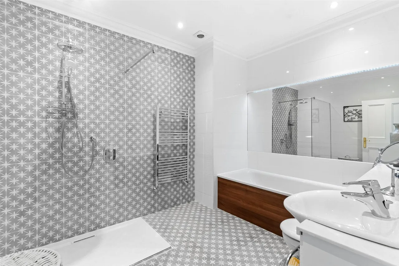 Chertsey Road, Shepperton, TW17 9LA, photo 18