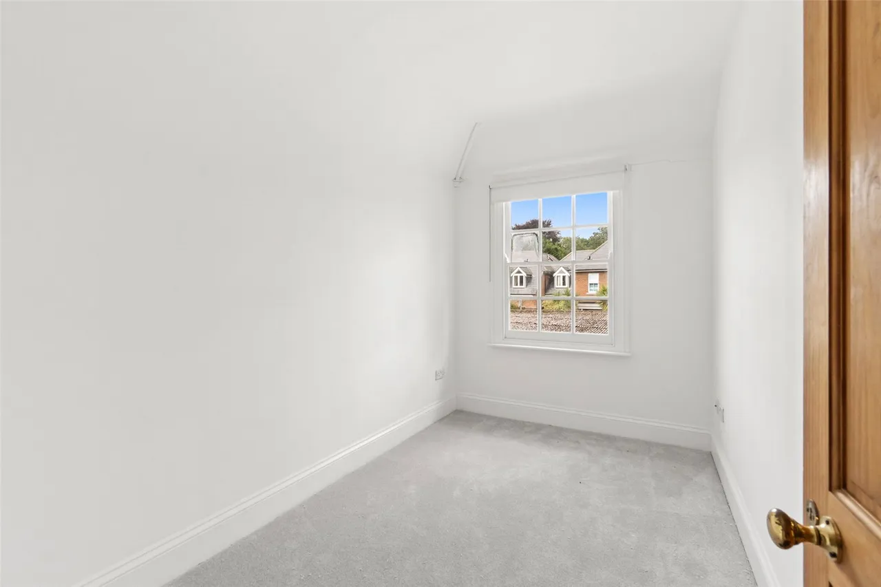 Chertsey Road, Shepperton, TW17 9LA, photo 28