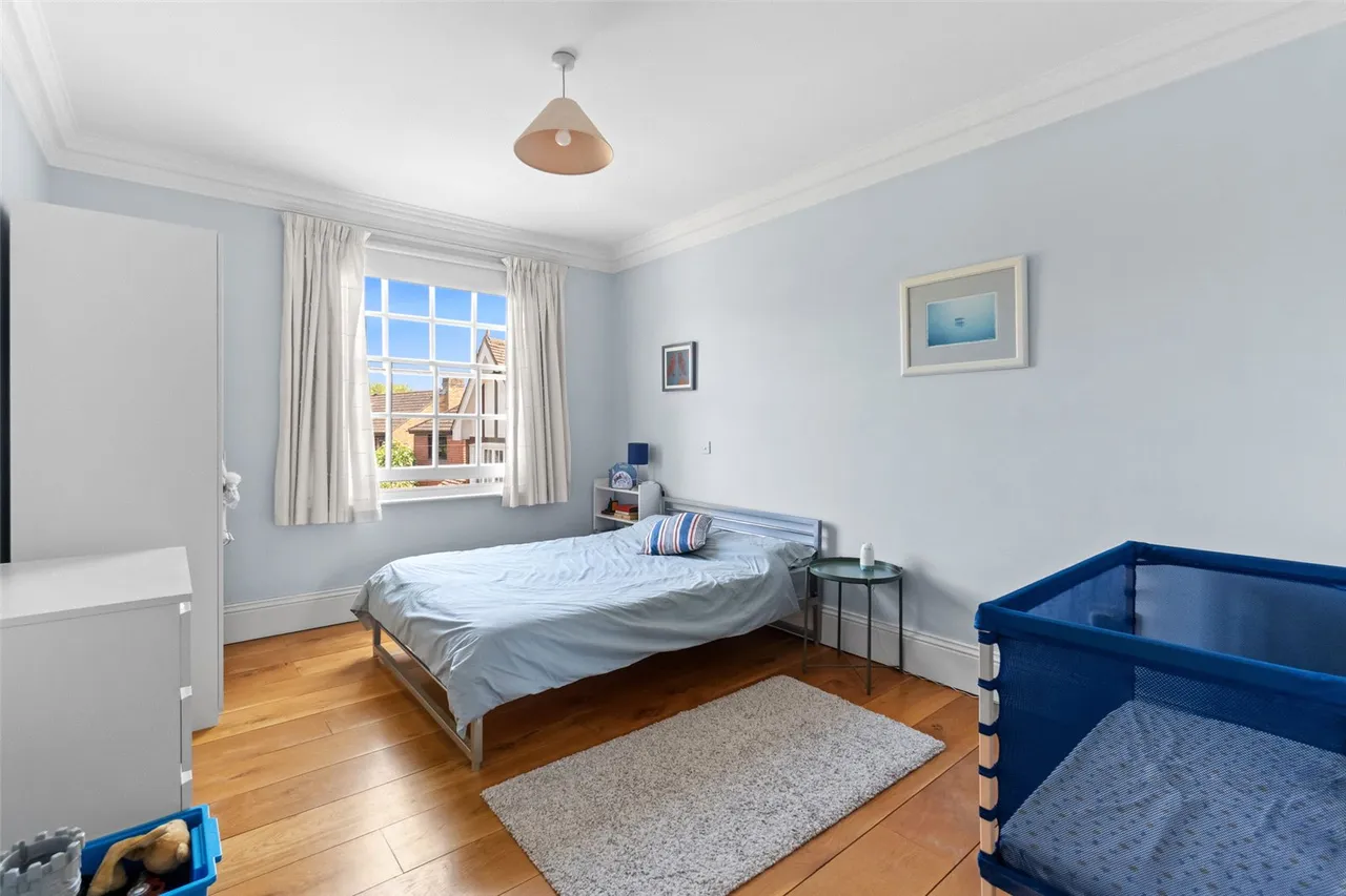 Chertsey Road, Shepperton, TW17 9LA, photo 17