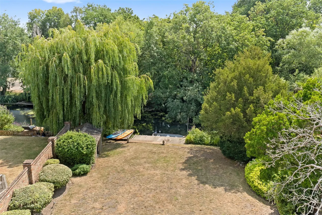Chertsey Road, Shepperton, TW17 9LA, photo 2