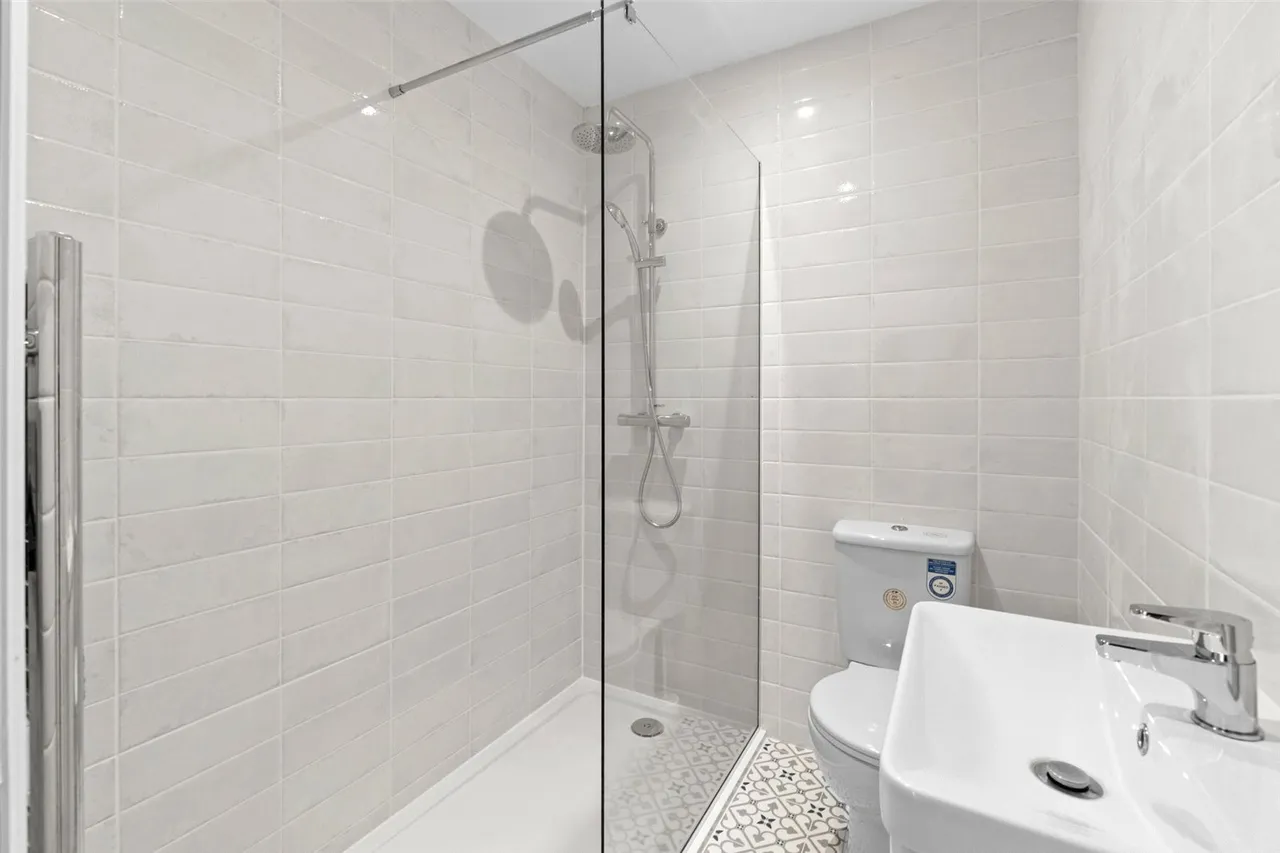 Chertsey Road, Shepperton, TW17 9LA, photo 21