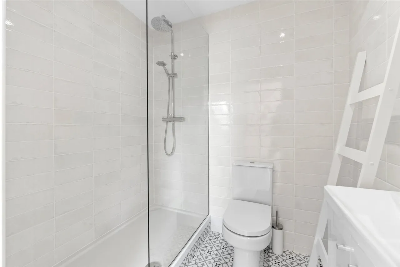 Chertsey Road, Shepperton, TW17 9LA, photo 20