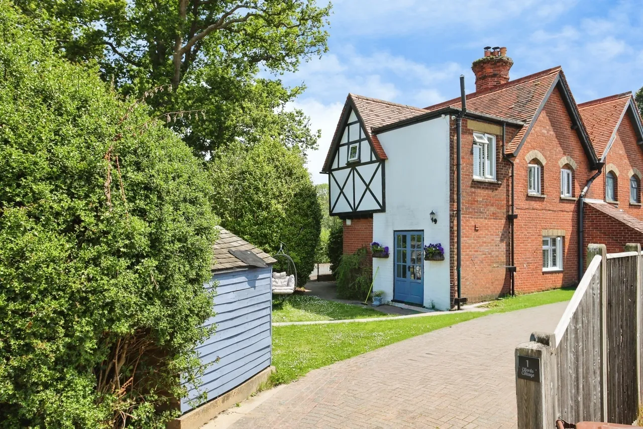 3 bed house for sale, Hastings Road, Hawkhurst, TN18