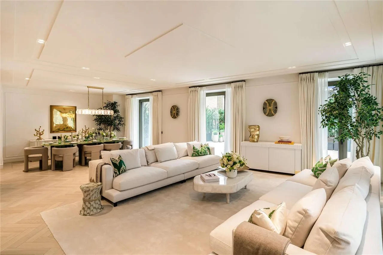 3 bed new development for sale — Holland Park Gate, 261 Kensington High Street, London, W8 6NB