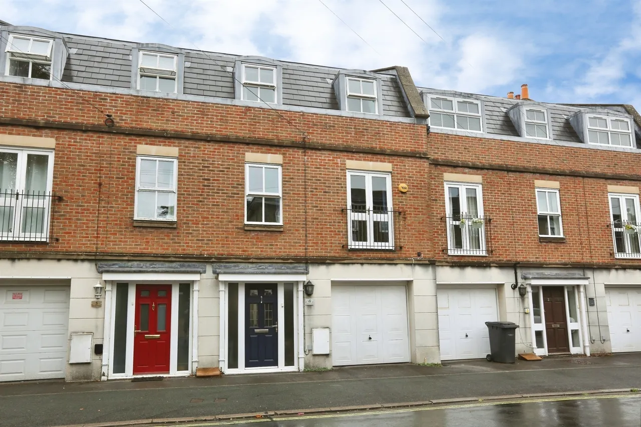2 bed house for sale — Gwessin Terrace, Gosport