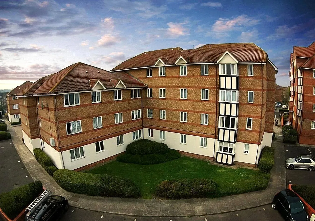 2 bed flat to rent, Chandlers Drive, DA8
