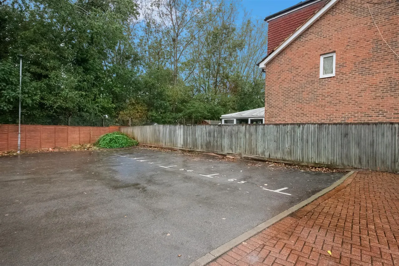 Blackburn Way, Hounslow, photo 10