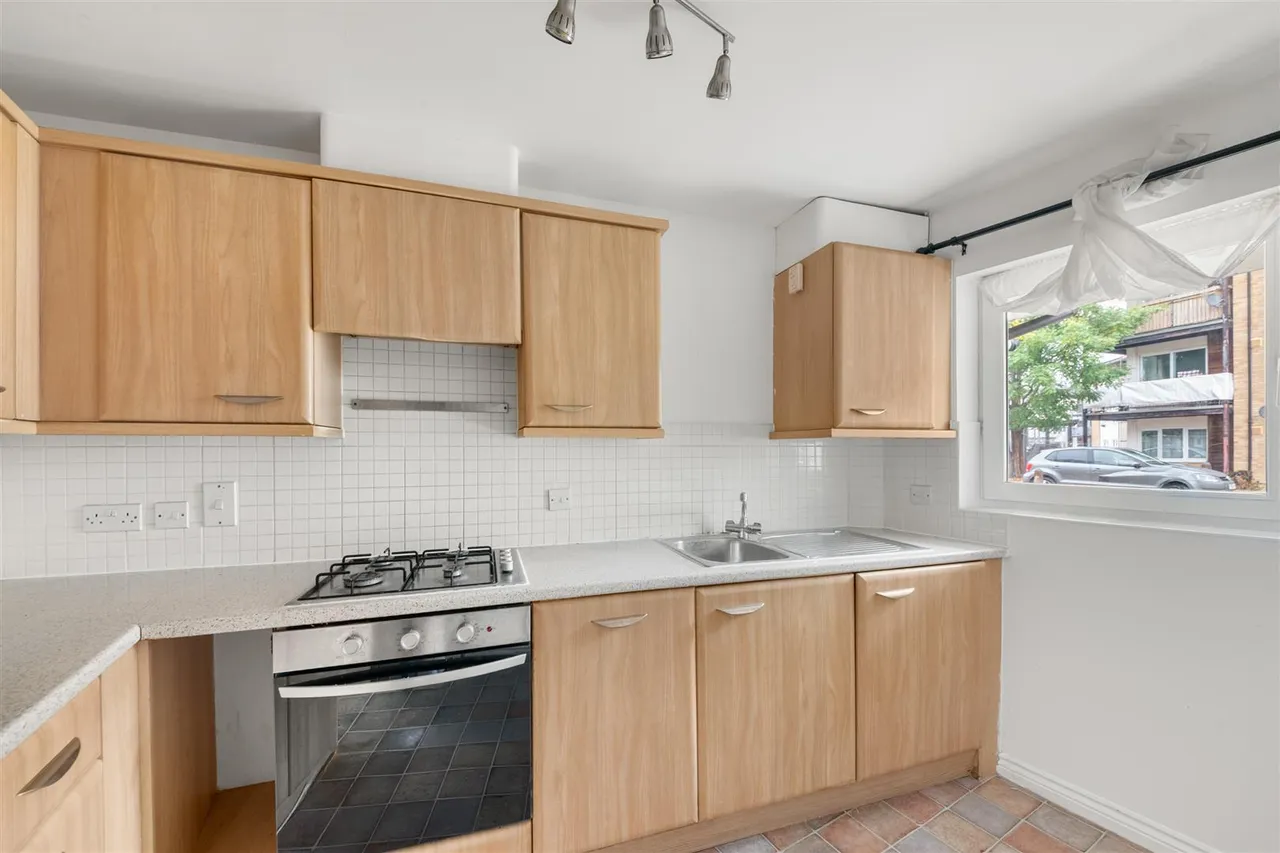Blackburn Way, Hounslow, photo 4