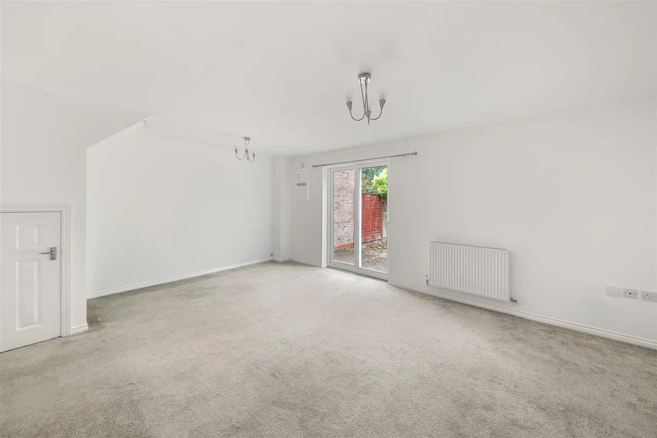 Blackburn Way, Hounslow, photo 2
