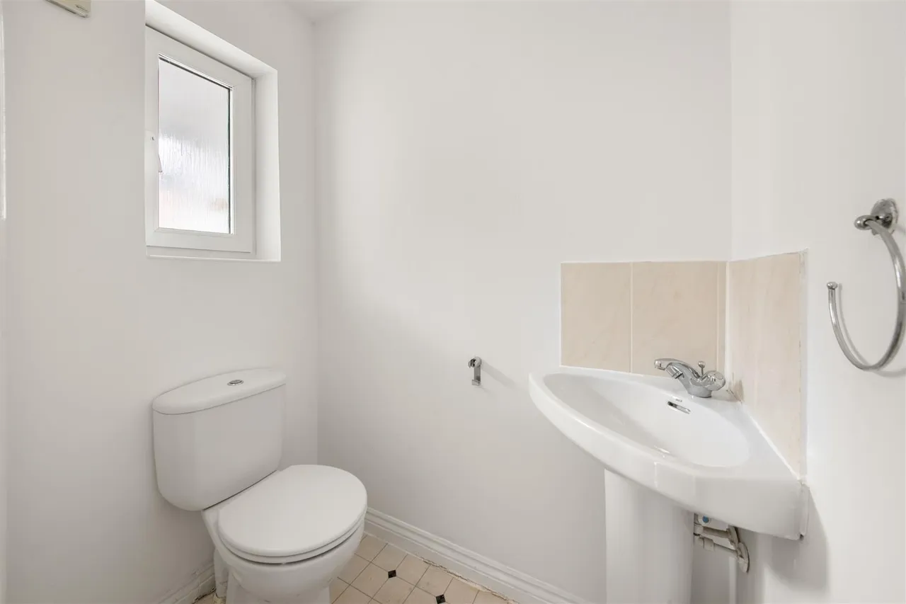 Blackburn Way, Hounslow, photo 5