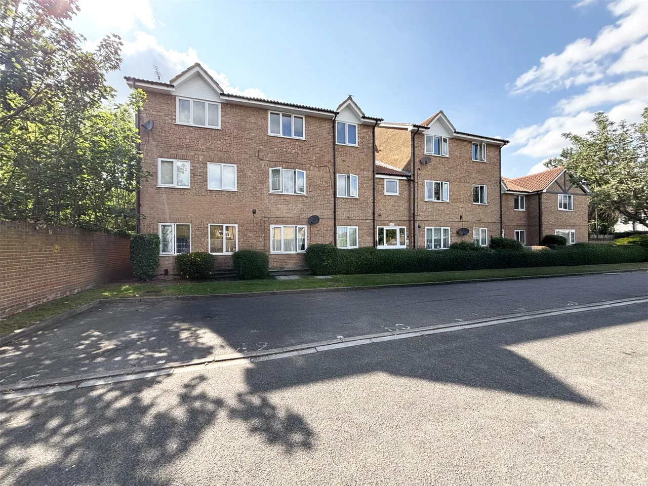 Seymour Way, Sunbury-On-Thames, TW16, photo 2