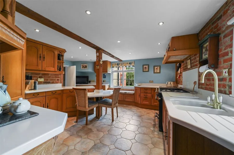 with 4 bedrooms in Sturmer, Haverhill, CB9, photo 8