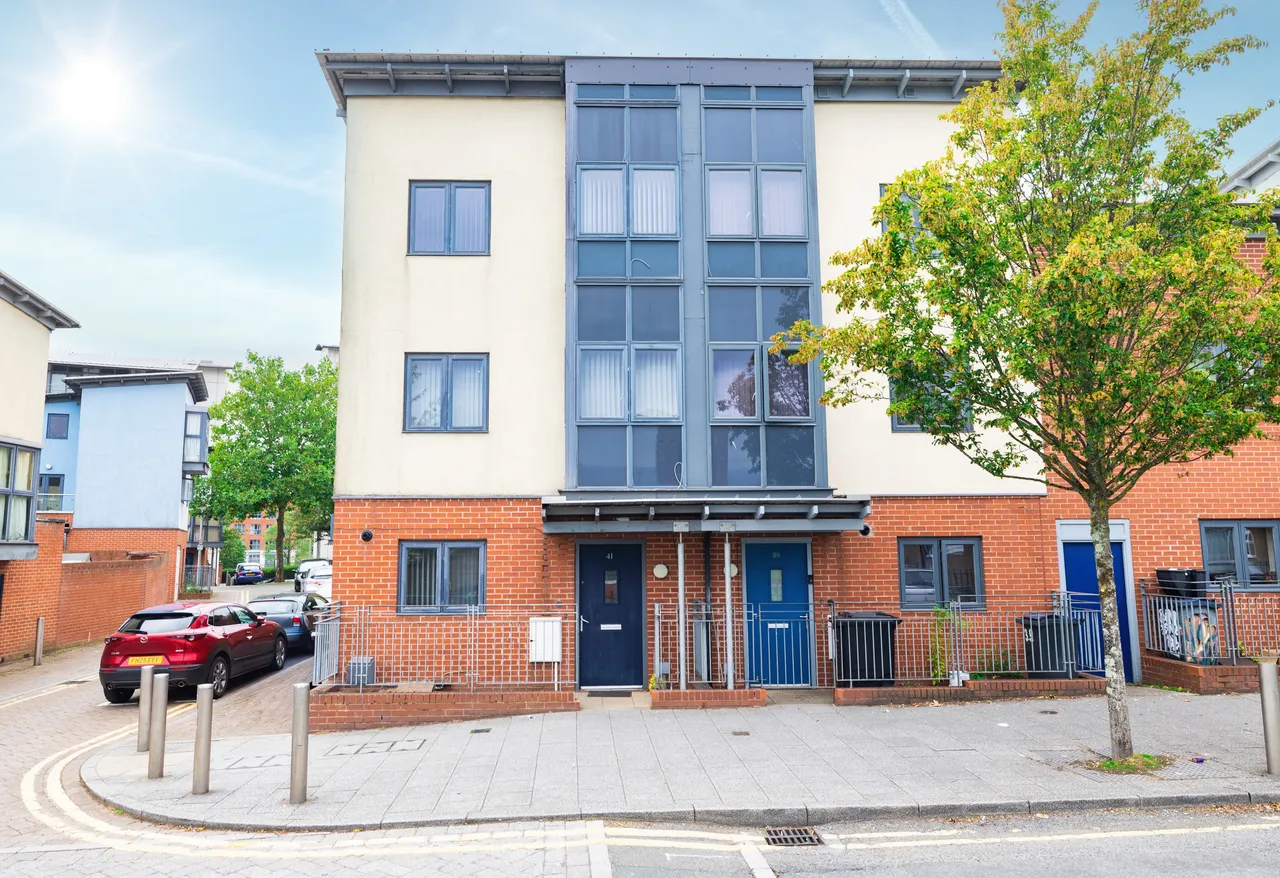 4 bed house to rent — Cregoe Street, Park Central, Birmingham, B15
