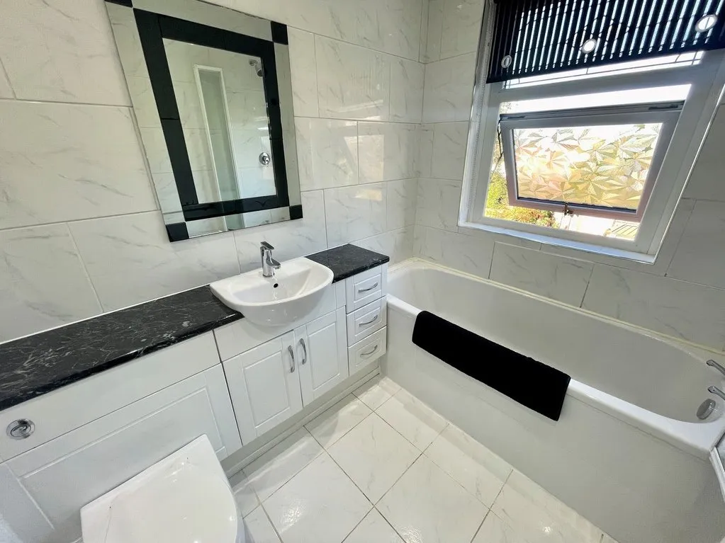 Leeds Old Road, Heckmondwike WF16 9AG, photo 5