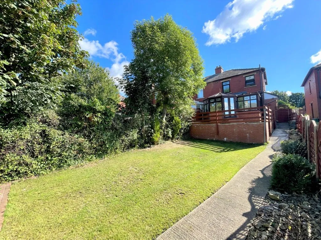 Leeds Old Road, Heckmondwike WF16 9AG, photo 11