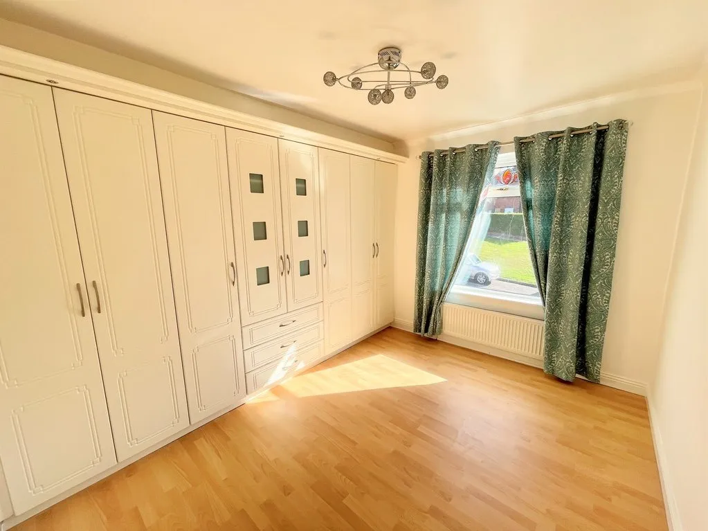 Leeds Old Road, Heckmondwike WF16 9AG, photo 6