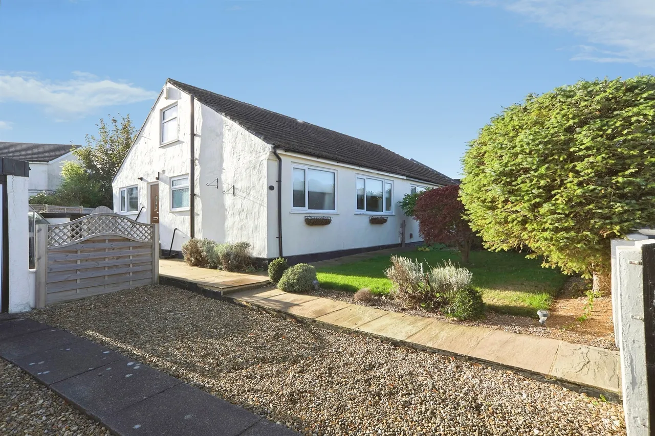 2 bed house for sale, Westfield Close, Yeadon, LS19