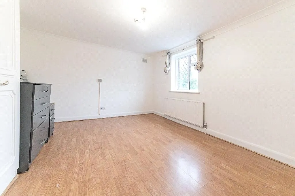 Five Bedroom Detached House, Two Ground Floor Bedrooms, UB8, photo 4