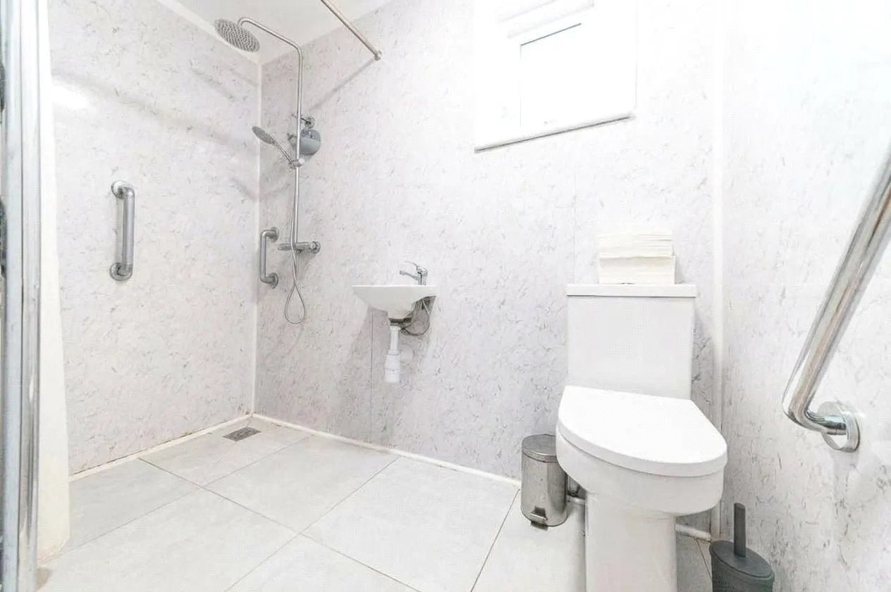 Five Bedroom Detached House, Two Ground Floor Bedrooms, UB8, photo 8