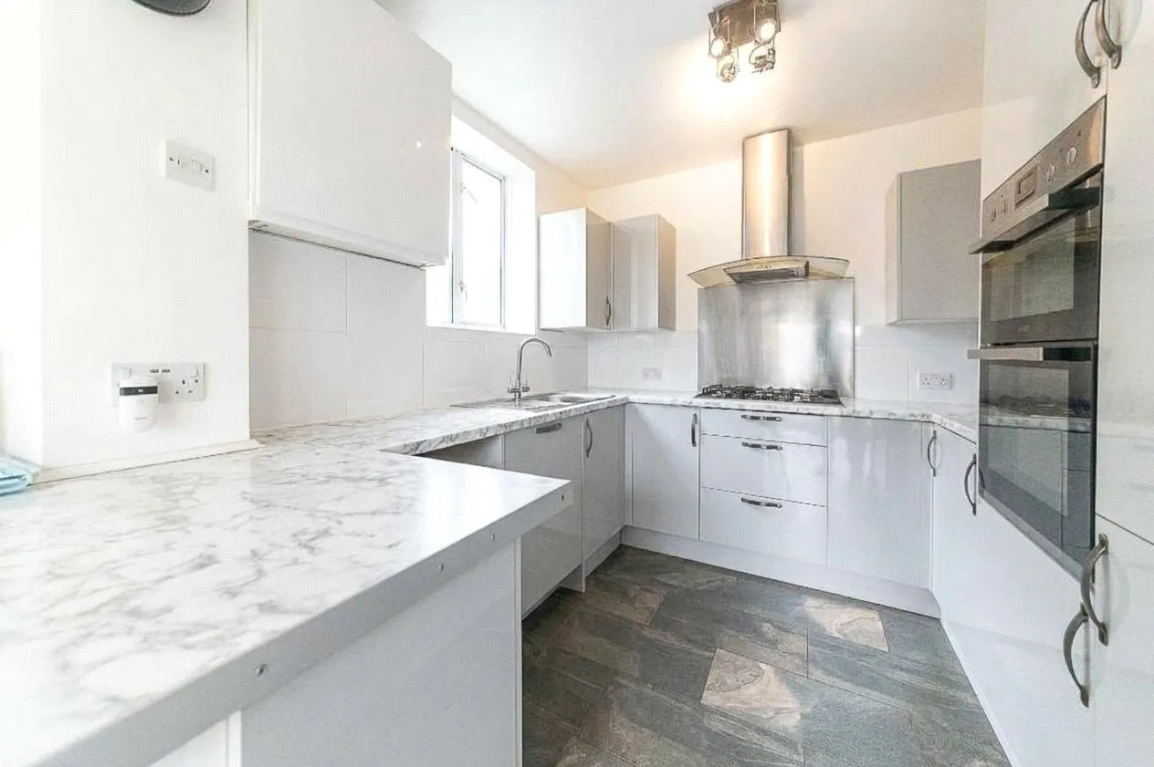 Five Bedroom Detached House, Two Ground Floor Bedrooms, UB8, photo 2