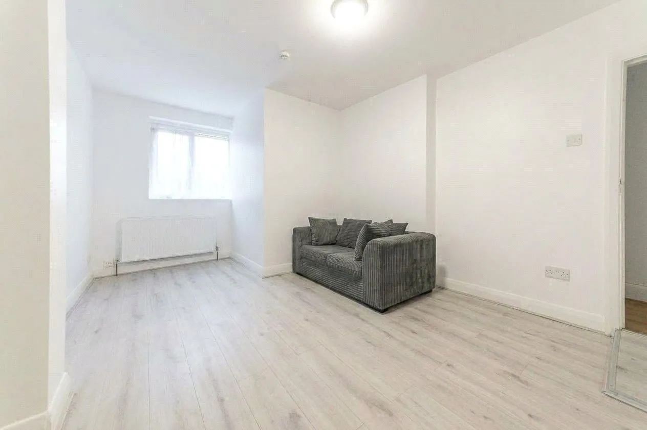 Five Bedroom Detached House, Two Ground Floor Bedrooms, UB8, photo 3