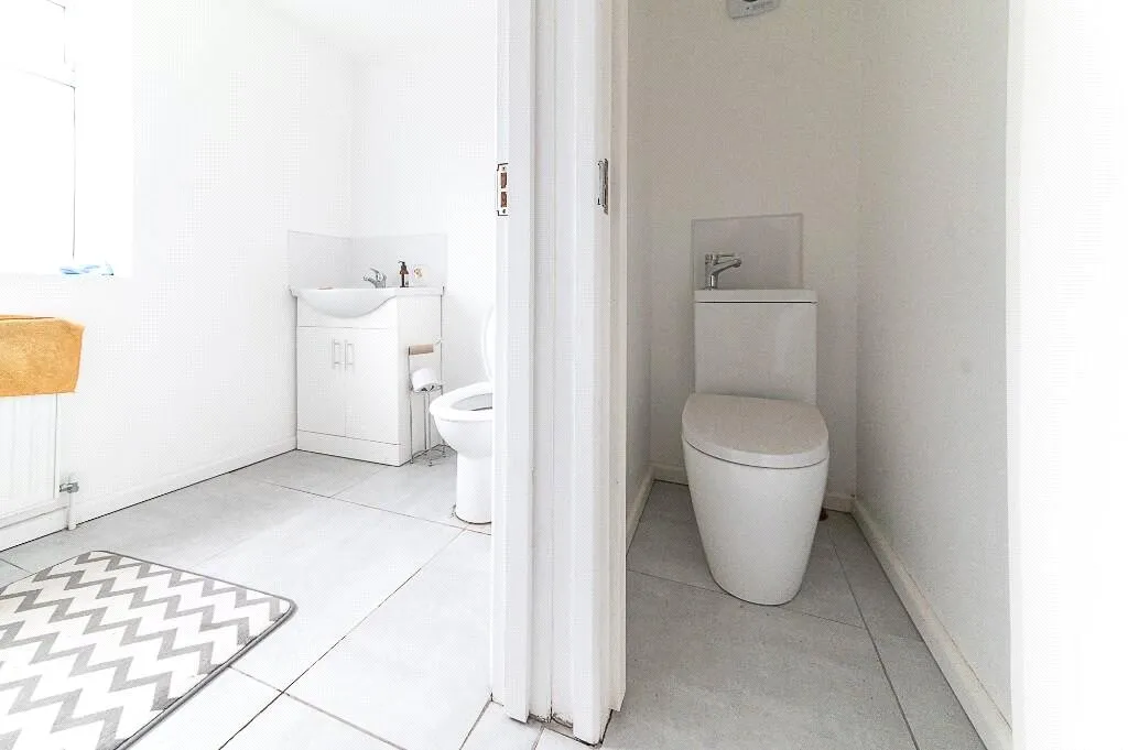 Five Bedroom Detached House, Two Ground Floor Bedrooms, UB8, photo 10