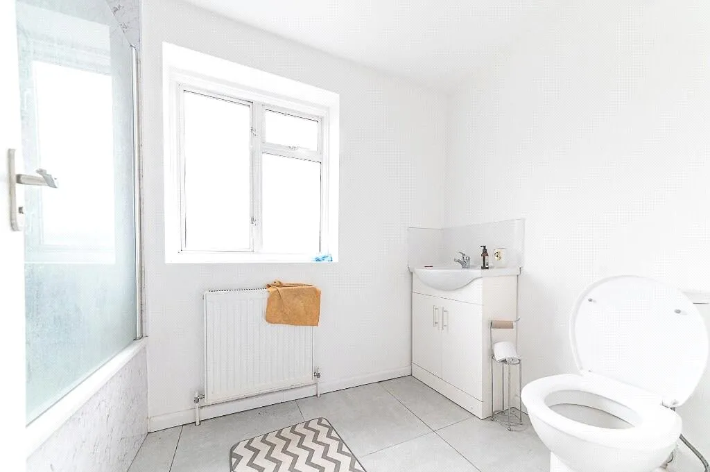 Five Bedroom Detached House, Two Ground Floor Bedrooms, UB8, photo 9