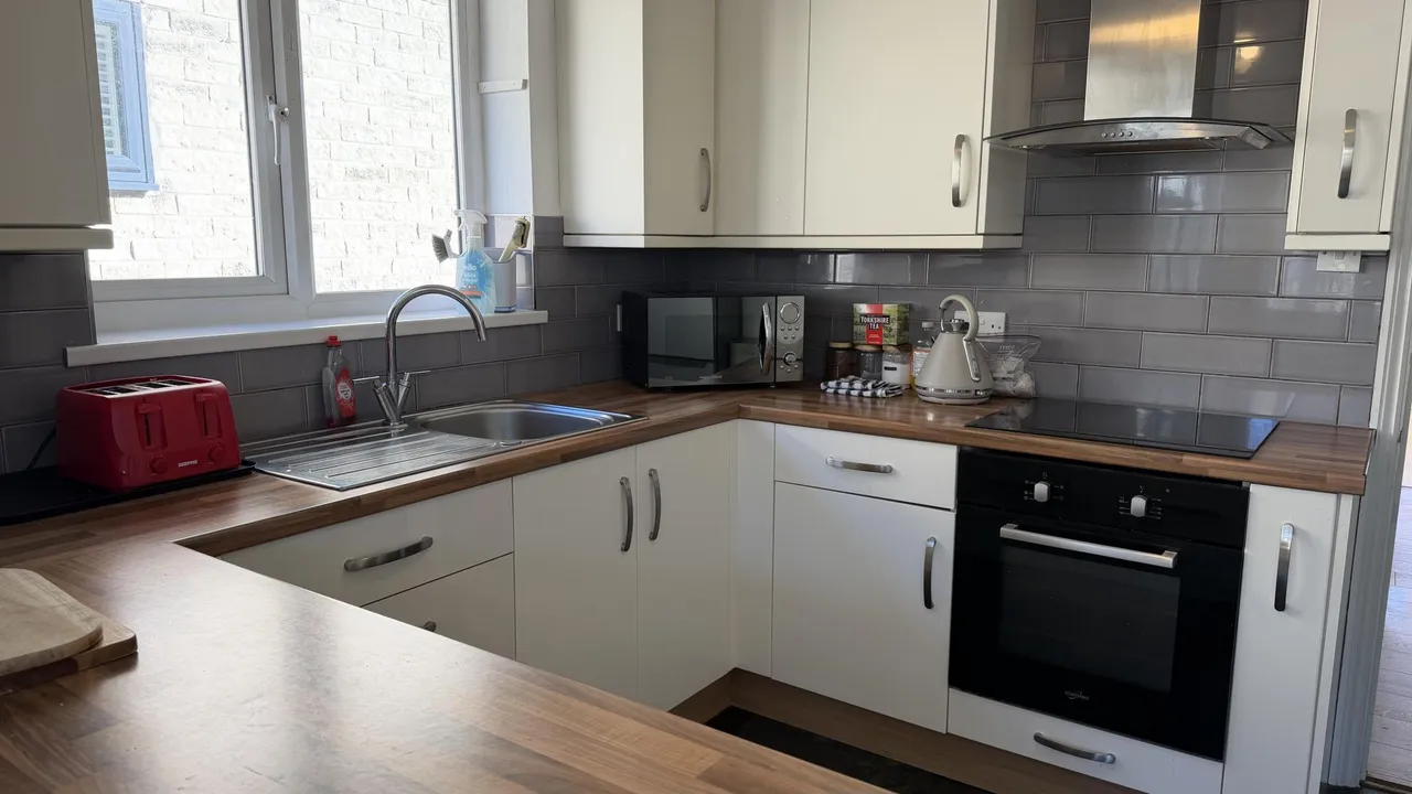 Moor Close Road, Bradford, BD13, photo 23