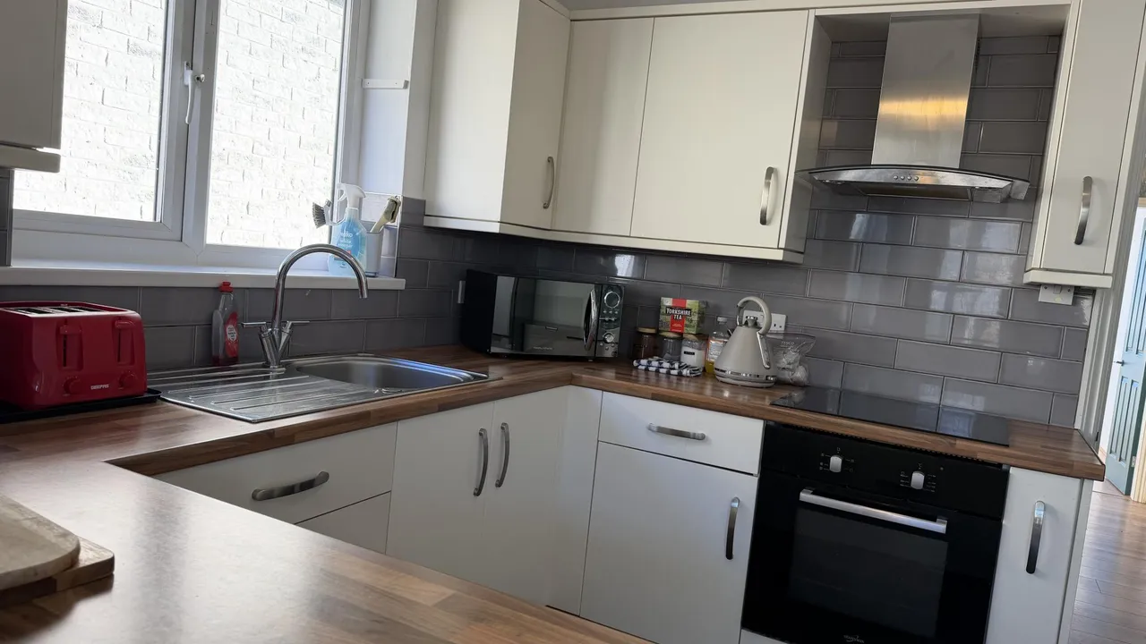 Moor Close Road, Bradford, BD13, photo 24