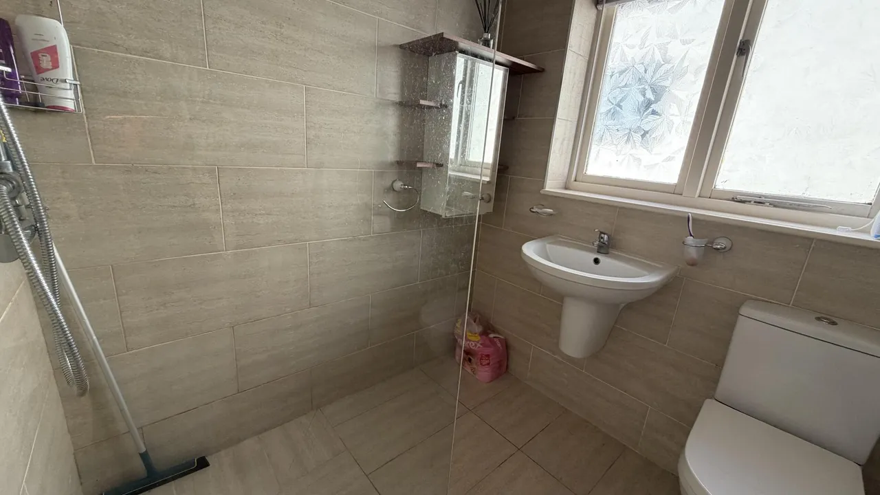 Moor Close Road, Bradford, BD13, photo 18