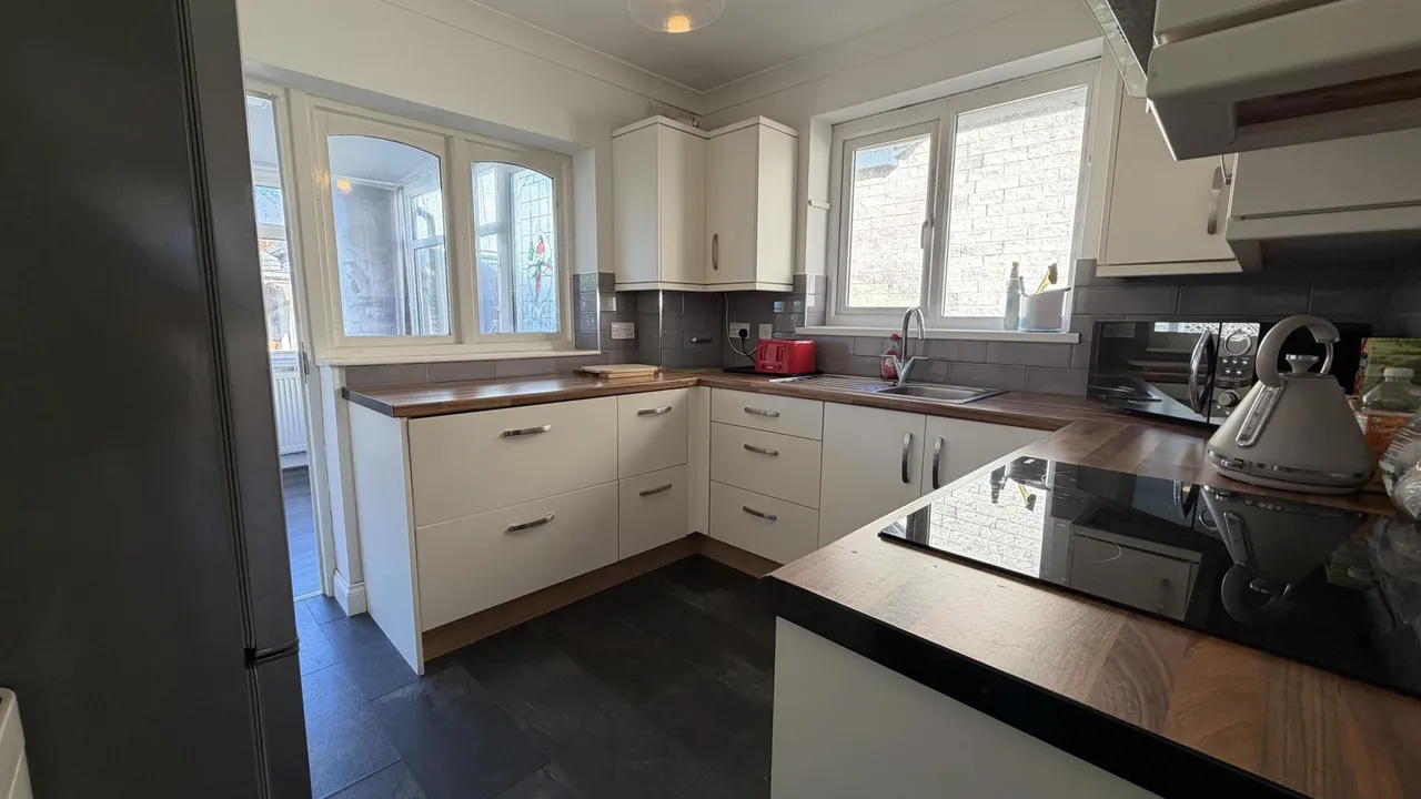 Moor Close Road, Bradford, BD13, photo 21