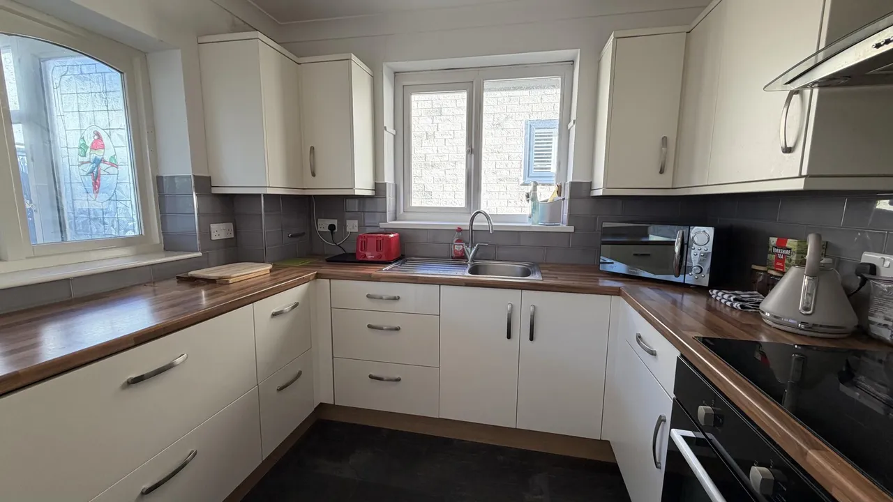 Moor Close Road, Bradford, BD13, photo 22