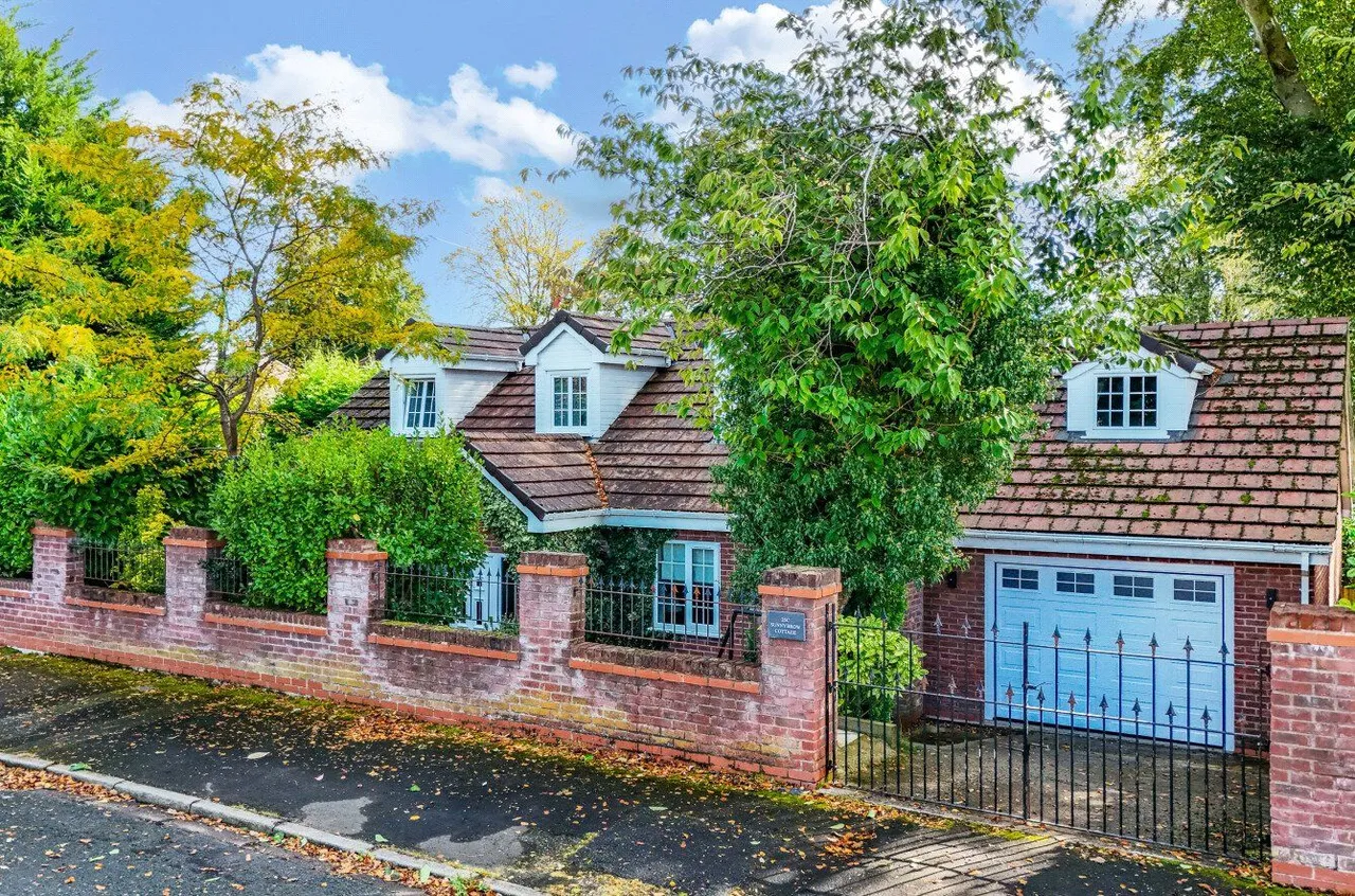 3 bed property for sale, Sunny Brow Road, Archer Park, M24