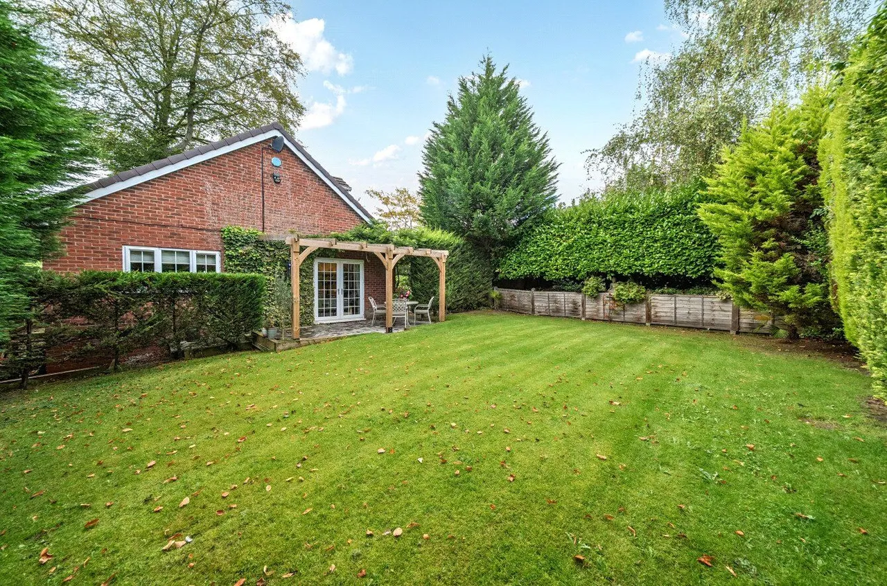 Sunny Brow Road, Archer Park, M24, photo 4